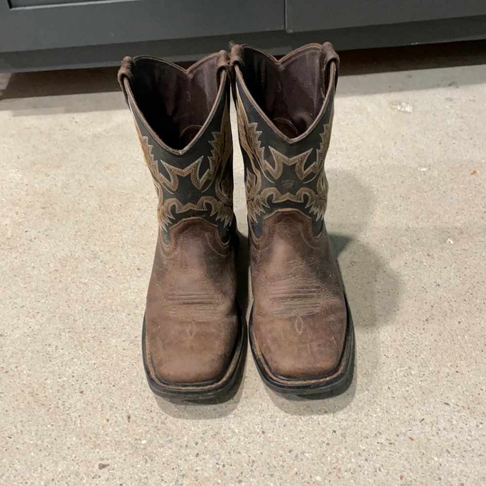 Kids Ariat workhog boots size 3